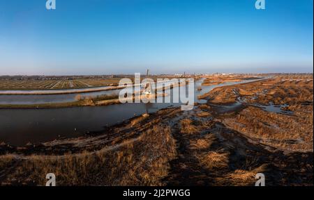 Luftpanoramen der historischen Windmühlen von Kinderdijk, UNESCO-Weltkulturerbe, Alblasserdam, Südholland, Niederlande. Stockfoto