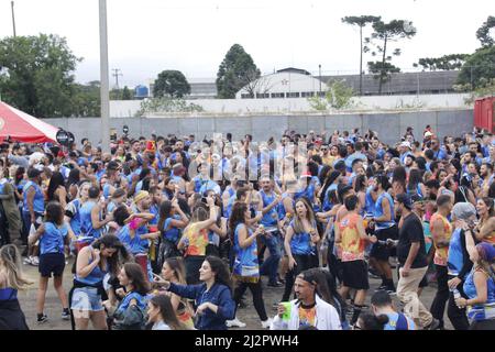 3. April 2022, Curitiba, Parana, Brasilien: (INT) Curitiba Carnival Folia 2022 findet in der Jockey Arena statt. 2. April 2022, Curitiba, Parana, Brasilien: Nachtschwärmer haben Spaß mit den elektrischen Trios, die die Ausgabe 2022 von Micareta Curitiba Folia rocken, die am Samstag (2) in der Jockey Arena in Curitiba stattfindet. Event ist der größte Karneval in der Nebensaison, den die Hauptstadt von Parana je gesehen hat. Mit zwei verfügbaren Sektoren: Bloco und Camarote, wird Curitiba Folia 2022 Konzerte von Banda Eva, Harmonia do Samba, Durval Lelys und Psirico zeigen. (Bild: © Edson De Souza/TheNEWS2 via ZUMA Press Wire Stockfoto