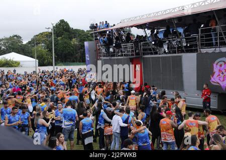 3. April 2022, Curitiba, Parana, Brasilien: (INT) Curitiba Carnival Folia 2022 findet in der Jockey Arena statt. 2. April 2022, Curitiba, Parana, Brasilien: Nachtschwärmer haben Spaß mit den elektrischen Trios, die die Ausgabe 2022 von Micareta Curitiba Folia rocken, die am Samstag (2) in der Jockey Arena in Curitiba stattfindet. Event ist der größte Karneval in der Nebensaison, den die Hauptstadt von Parana je gesehen hat. Mit zwei verfügbaren Sektoren: Bloco und Camarote, wird Curitiba Folia 2022 Konzerte von Banda Eva, Harmonia do Samba, Durval Lelys und Psirico zeigen. (Bild: © Edson De Souza/TheNEWS2 via ZUMA Press Wire Stockfoto