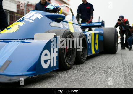 Katalonien, Spanien. 3.. April 2022 ; Circuit de Barcelona-Catalunya, Spanien; Espiritu de Montjuic: Jonathan Holtzman (US) Tyrrell P 34 bereitet sich auf das Rennen während des Espiritu de Montjuic auf dem Circuit of Catalunya vor Credit: Action Plus Sports Images/Alamy Live News Stockfoto