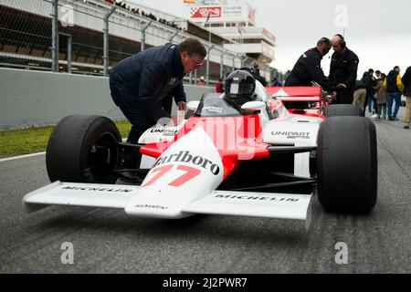 Katalonien, Spanien. 3.. April 2022 ; Circuit de Barcelona-Catalunya, Spanien; Espiritu de Montjuic: Steve Hartley (GB) McLaren MP4 1 bereitet sich auf das Rennen während des Espiritu de Montjuic auf dem Circuit of Catalunya vor Credit: Action Plus Sports Images/Alamy Live News Stockfoto