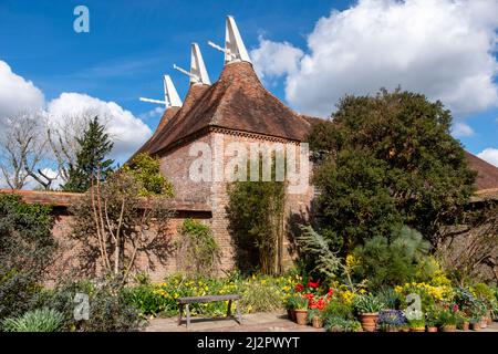 Im Frühjahr wurde ein ummauerter Garten in Great Dixter, Oast House, East Sussex, Großbritannien, angelegt Stockfoto