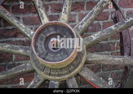 altes Wagenrad Stockfoto