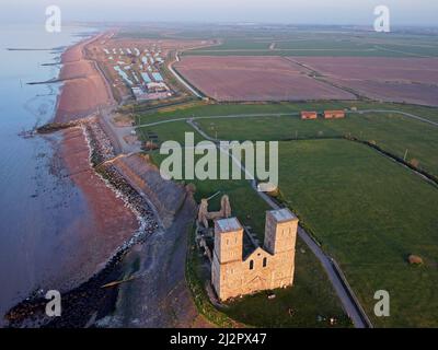 Luftdrohnenaufnahme der Reculver Towers und des Parks, in der Nähe von Herne Bay in Kent, England Stockfoto