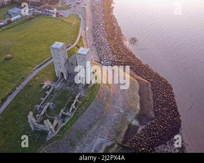 Luftdrohnenaufnahme der Reculver Towers und des Parks, in der Nähe von Herne Bay in Kent, England Stockfoto