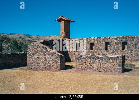 Wohnviertel in den Ruinen des Raqchi-Tempels in Peru, Ruinen der Inka-Steinmauer mit antiken Wohnhäusern Stockfoto