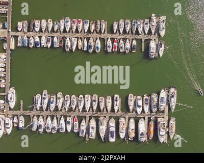 Luftaufnahme von Kingswear und Dartmouth, Devon, mit Booten, die auf Piers auf dem Fluss Dart, England, festgemacht sind. Stockfoto