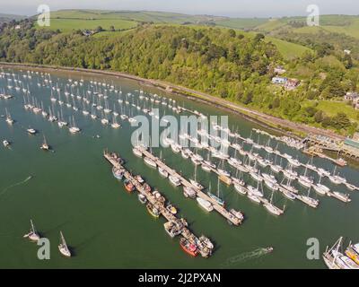 Luftaufnahme von Kingswear und Dartmouth, Devon, mit Booten, die auf Piers auf dem Fluss Dart, England, festgemacht sind. Stockfoto