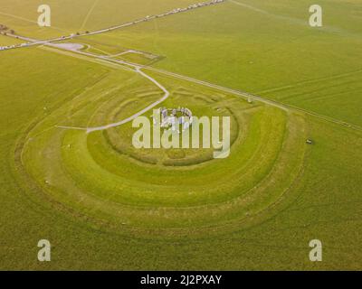 Luftdrohnenansicht von Stonehenge, Amesbury, England, antike prähistorische Steinmonumente. Stockfoto