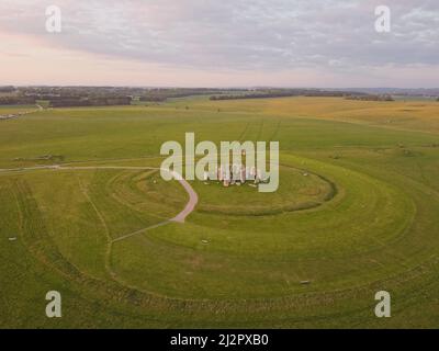 Luftdrohnenansicht von Stonehenge, Amesbury, England, antike prähistorische Steinmonumente. Stockfoto