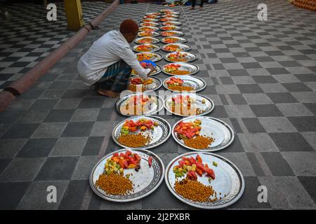 Kalkutta, Indien. 03. April 2022. Ein muslimischer Mann bereitet während des Fastenmonats Ramadan in Kalkutta in einer Moschee Teller mit Lebensmitteln für Iftar-Mahlzeiten zu. (Foto von Sudipta das/Pacific Press) Quelle: Pacific Press Media Production Corp./Alamy Live News Stockfoto