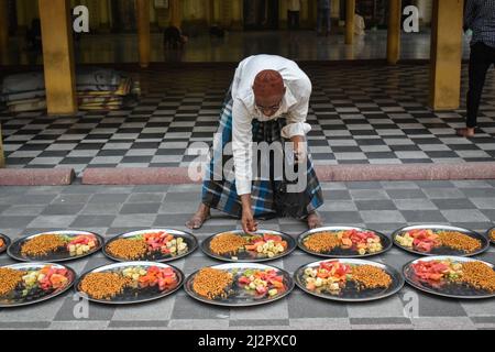 Kalkutta, Indien. 03. April 2022. Ein muslimischer Mann bereitet während des Fastenmonats Ramadan in Kalkutta in einer Moschee Teller mit Lebensmitteln für Iftar-Mahlzeiten zu. (Foto von Sudipta das/Pacific Press) Quelle: Pacific Press Media Production Corp./Alamy Live News Stockfoto