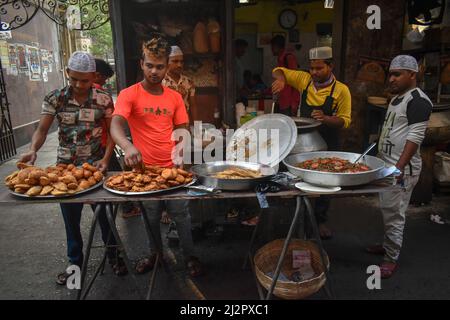 Kalkutta, Indien. 03. April 2022. Menschen, die am ersten Tag des heiligen Monats Ramadan in Kalkutta Lebensmittel für Iftar-Gerichte auf der Straße verkaufen. (Foto von Sudipta das/Pacific Press) Quelle: Pacific Press Media Production Corp./Alamy Live News Stockfoto