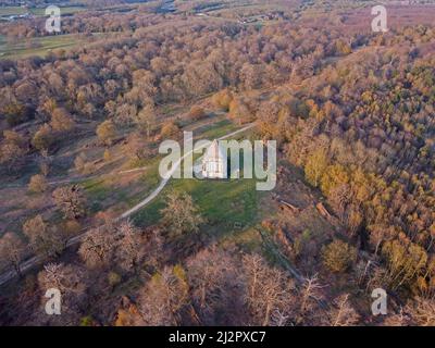 Drohne aus der Luft. Cobham Wood and Mausoleum, Kent, England. Stockfoto