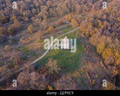 Drohne aus der Luft. Cobham Wood and Mausoleum, Kent, England. Stockfoto