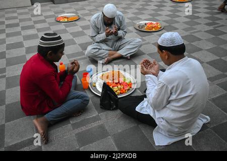 Kalkutta, Indien. 03. April 2022. Muslimische Männer beten, während sie während des Fastenmonats Ramadan in Kalkutta vor ihrem iftar (Fastenbrechen) Essen in einer Moschee sitzen. (Foto von Sudipta das/Pacific Press) Quelle: Pacific Press Media Production Corp./Alamy Live News Stockfoto