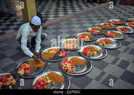 Kalkutta, Indien. 03. April 2022. Ein muslimischer Mann bereitet während des Fastenmonats Ramadan in Kalkutta in einer Moschee Teller mit Lebensmitteln für Iftar-Mahlzeiten zu. (Foto von Sudipta das/Pacific Press) Quelle: Pacific Press Media Production Corp./Alamy Live News Stockfoto