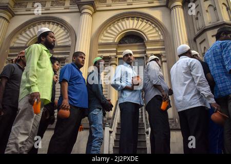 Kalkutta, Indien. 03. April 2022. Muslimische Männer stehen in der Schlange, weil sie während des Fastenmonats Ramadan in Kalkutta Fruchtsaft vor ihrem iftar (Fastenbruch) in einer Moschee einnehmen. (Foto von Sudipta das/Pacific Press) Quelle: Pacific Press Media Production Corp./Alamy Live News Stockfoto