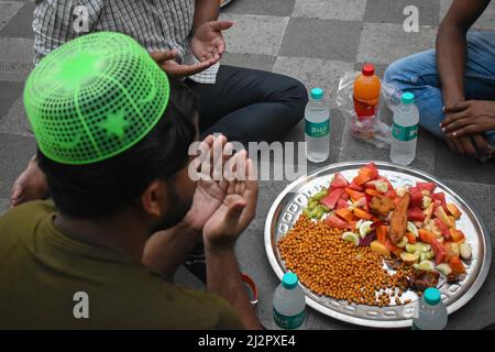 Kalkutta, Indien. 03. April 2022. Muslimische Männer beten, während sie während des Fastenmonats Ramadan in Kalkutta vor ihrem iftar (Fastenbrechen) Essen in einer Moschee sitzen. (Foto von Sudipta das/Pacific Press) Quelle: Pacific Press Media Production Corp./Alamy Live News Stockfoto