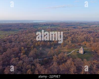 Drohne aus der Luft. Cobham Wood and Mausoleum, Kent, England. Stockfoto