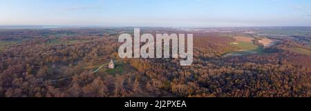 Drohne aus der Luft. Cobham Wood and Mausoleum, Kent, England. Stockfoto