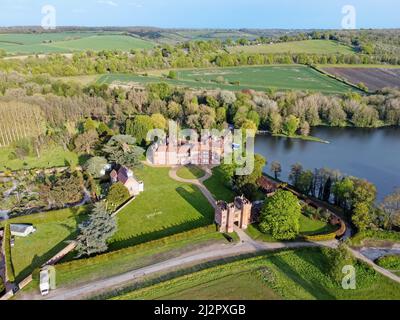 Luftdrohnenaufnahme von Lullingstone Castle und dem World Garden in Eynsford, Kent, England. Stockfoto