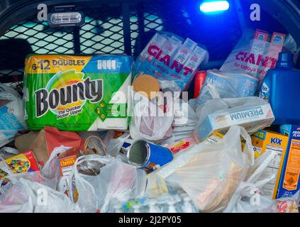 Warminster, Usa. 03. April 2022. Während einer Food-Drive-Fahrt auf dem Eiscruiser ruhen Gegenstände, um die Lebensmittelregale der Warminster Food Bank am Sonntag, den 03. April 2022 bei Giant in Warminster, Pennsylvania, aufzufüllen. Über 2300 Pfund Lebensmittel wurden zusammen mit Geschenkkarten und anderen Gegenständen gespendet. (Foto: William Thomas Cain/Alamy Live News Stockfoto