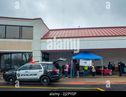Warminster, Usa. 03. April 2022. Am Sonntag, den 03. April 2022, im Giant in Warminster, Pennsylvania, liegt am Eingang eine Polizei von Warminster für Spenden, um die Lebensmittelregale der Warminster Food Bank aufzufüllen. Über 2300 Pfund Lebensmittel wurden zusammen mit Geschenkkarten und anderen Gegenständen gespendet. (Foto: William Thomas Cain/Alamy Live News Stockfoto