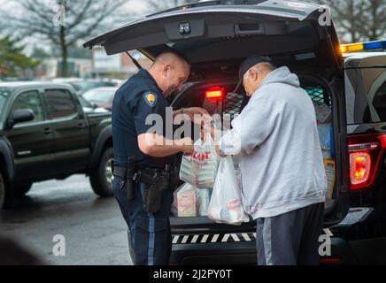 Warminster, Usa. 03. April 2022. Chris McCole, Polizeibeamter von Warminster (links), hilft Al Conte bei der Einladung von Spenden in das Polizeiauto während einer Fahrt mit Lebensmitteln, um die Lebensmittelregale der Warminster Food Bank am Sonntag, den 03. April 2022 bei Giant in Warminster, Pennsylvania, aufzufüllen. Über 2300 Pfund Lebensmittel wurden zusammen mit Geschenkkarten und anderen Gegenständen gespendet. (Foto: William Thomas Cain/Alamy Live News Stockfoto
