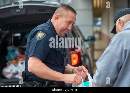 Warminster, Usa. 03. April 2022. Chris McCole, Polizeibeamter von Warminster (links), hilft Al Conte bei der Einladung von Spenden in das Polizeiauto während einer Fahrt mit Lebensmitteln, um die Lebensmittelregale der Warminster Food Bank am Sonntag, den 03. April 2022 bei Giant in Warminster, Pennsylvania, aufzufüllen. Über 2300 Pfund Lebensmittel wurden zusammen mit Geschenkkarten und anderen Gegenständen gespendet. (Foto: William Thomas Cain/Alamy Live News Stockfoto