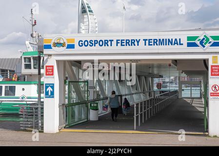 Gosport, Hampshire, Großbritannien. 2022. Der Fährhafen von Gosport bringt Fußpassagiere über den Hafen von Portsmouth von Gosport in die Stadt Portsmouth. Stockfoto