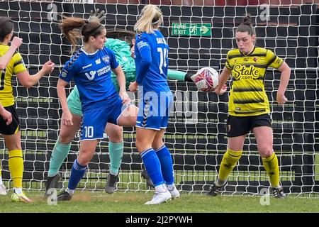 London, Großbritannien. 03. April 2022. Torhüter Georgie Ferguson (29 Watford) rettet sich mit einer Hand beim Fußballspiel der FA Womens Championship zwischen Watford und Durham im Orbital Fasteners Stadium in Kings Langley, England. Kevin Hodgson /SPP Credit: SPP Sport Press Photo. /Alamy Live News Stockfoto