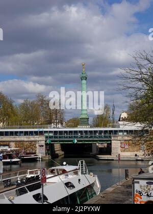 Place Bastille und die Julisäule vom Bootsbecken aus gesehen, plus das Äußere der Metrostation Bastille, Paris, Frankreich. Stockfoto