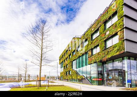 Almere, Niederlande - 3. April 2022: Aeres Green High School am Eingang der Floriade Expo 2022 wachsende grüne Städte in Almere Amsterdam, Niederlande Stockfoto