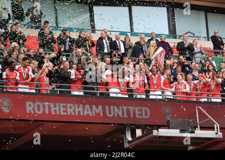 Rotherham United gewinnt die Papa JohnÕs Trophy mit Richard Wood #6 von Rotherham United und hebt die Trophäe an. Stockfoto