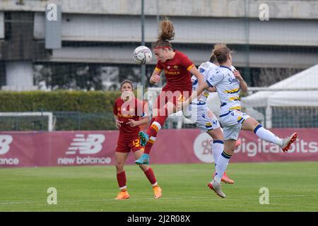 Rom, Italien. 03. April 2022. Luftduell während der Italienischen Fußball-Liga A Women 2021/2022 Tag 19 Spiel zwischen AS Roma Women gegen Hellas Verona Frauen im Tre Fontane Stadion am 3. April 2022, in Rom, Italien (Foto von Roberto Bettacchi/Pacific Press) Quelle: Pacific Press Media Production Corp./Alamy Live News Stockfoto