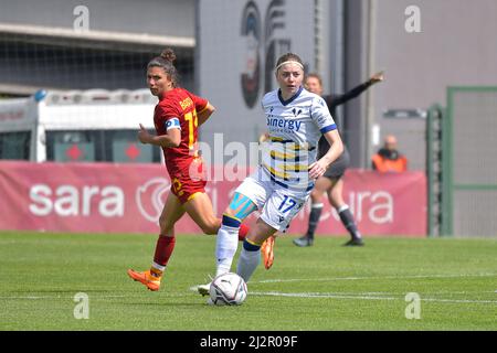 Rom, Italien. 03. April 2022. Veronica Pasini von Hellas Verona während der Italienischen Fußball-Liga Ein Frauen 2021/2022 Tag 19 Spiel zwischen AS Roma Women gegen Hellas Verona Frauen im Tre Fontane Stadion am 3. April 2022, in Rom, Italien (Foto von Roberto Bettacchi/Pacific Press) Quelle: Pacific Press Media Production Corp./Alamy Live News Stockfoto