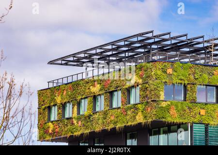 Almere, Niederlande - 3. April 2022: Aeres Green High School am Eingang der Floriade Expo 2022 wachsende grüne Städte in Almere Amsterdam, Niederlande Stockfoto