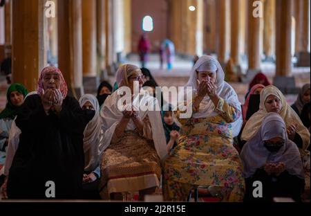 Muslimische Frauen aus Kaschmir beten am ersten Tag des Ramadan in Jamia Masjid. Der heiligste Monat des Islam Ramadan ist eine Zeit des intensiven Gebets, des Fastens von Sonnenaufgang bis Sonnenuntergang und der nächtlichen Feste. Stockfoto