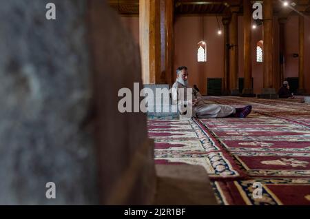 Am ersten Tag des Ramadan ruht in Jamia Masjid ein muslimischer Mann aus Kaschmir. Der heiligste Monat des Islam Ramadan ist eine Zeit des intensiven Gebets, des Fastens von Sonnenaufgang bis Sonnenuntergang und der nächtlichen Feste. Stockfoto