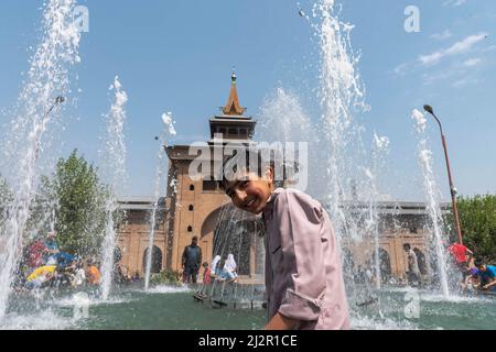Ein muslimischer Junge aus Kaschmir reagiert nach der Durchführung einer Waschung und bietet am ersten Tag des Ramadan Mittagsgebete in Jamia Masjid an. Der heiligste Monat des Islam Ramadan ist eine Zeit des intensiven Gebets, des Fastens von Sonnenaufgang bis Sonnenuntergang und der nächtlichen Feste. Stockfoto