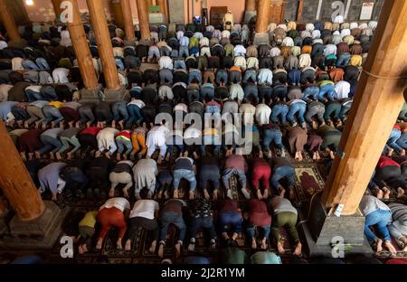 Srinagar, Indien. 03. April 2022. Muslimische Gläubige aus Kaschmir bieten am ersten Ramadan-Tag Mittagsgebete an. Der heiligste Monat des Islam Ramadan ist eine Zeit des intensiven Gebets, des Fastens von Sonnenaufgang bis Sonnenuntergang und der nächtlichen Feste. (Foto von Idrees Abbas/SOPA Images/Sipa USA) Quelle: SIPA USA/Alamy Live News Stockfoto