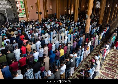 Srinagar, Indien. 03. April 2022. Muslimische Gläubige aus Kaschmir bieten am ersten Ramadan-Tag Mittagsgebete an. Der heiligste Monat des Islam Ramadan ist eine Zeit des intensiven Gebets, des Fastens von Sonnenaufgang bis Sonnenuntergang und der nächtlichen Feste. (Foto von Idrees Abbas/SOPA Images/Sipa USA) Quelle: SIPA USA/Alamy Live News Stockfoto