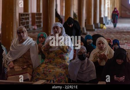 Srinagar, Indien. 03. April 2022. Muslimische Frauen aus Kaschmir beten am ersten Tag des Ramadan in Jamia Masjid. Der heiligste Monat des Islam Ramadan ist eine Zeit des intensiven Gebets, des Fastens von Sonnenaufgang bis Sonnenuntergang und der nächtlichen Feste. (Foto von Idrees Abbas/SOPA Images/Sipa USA) Quelle: SIPA USA/Alamy Live News Stockfoto