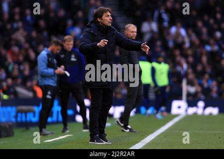 London, Großbritannien. 03. April 2022. Antonio Conte, der Tottenham Hotspur Head Coach, reagiert auf die Touchline. Premier League Spiel, Tottenham Hotspur gegen Newcastle United am Sonntag, 3.. April 2022, im Tottenham Hotspur Stadium in London. Dieses Bild darf nur für redaktionelle Zwecke verwendet werden. Nur zur redaktionellen Verwendung, Lizenz für kommerzielle Nutzung erforderlich. Keine Verwendung bei Wetten, Spielen oder Veröffentlichungen in einem Club/einer Liga/einem Spieler. PIC von Steffan Bowen/Andrew Orchard Sports Photography/Alamy Live News Credit: Andrew Orchard Sports Photography/Alamy Live News Stockfoto