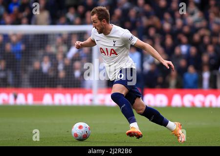 London, Großbritannien. 03. April 2022. Harry Kane von Tottenham Hotspur während des Spiels in Aktion. Premier League Spiel, Tottenham Hotspur gegen Newcastle United am Sonntag, 3.. April 2022, im Tottenham Hotspur Stadium in London. Dieses Bild darf nur für redaktionelle Zwecke verwendet werden. Nur zur redaktionellen Verwendung, Lizenz für kommerzielle Nutzung erforderlich. Keine Verwendung bei Wetten, Spielen oder Veröffentlichungen in einem Club/einer Liga/einem Spieler. PIC von Steffan Bowen/Andrew Orchard Sports Photography/Alamy Live News Credit: Andrew Orchard Sports Photography/Alamy Live News Stockfoto