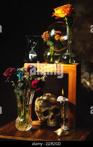 Bodegón vanitas con flores, rosas rojas, rosas Kahala, flores lantana camara y burbuja propia del género vánitas. / Vanitas Stillleben mit Blumen, r Stockfoto