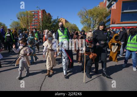 Madrid, Spanien. 03. April 2022. Mehrere Personen kleideten sich als Star Wars-Figuren während einer Parade, die von Star Wars-Charakteren inspiriert wurde, bei einem Ereignis namens Galaxy Day in Madrid. Madrid veranstaltet eine Parade mit kaiserlichen Truppen, die von der Legion 501. aus Star Wars, der bekannten Filmsaga von George Lucas, inspiriert wurde. Kredit: SOPA Images Limited/Alamy Live Nachrichten Stockfoto