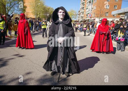 Madrid, Spanien. 03. April 2022. Palpatine während einer von Star Wars-Figuren inspirierten Parade bei einem Event namens Galaxy Day in Madrid. Madrid veranstaltet eine Parade mit kaiserlichen Truppen, die von der Legion 501. aus Star Wars, der bekannten Filmsaga von George Lucas, inspiriert wurde. Kredit: SOPA Images Limited/Alamy Live Nachrichten Stockfoto