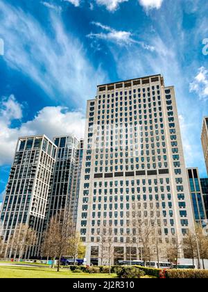 Der Wolkenkratzer des Shell Center Hauptsitzes von unten an einem sonnigen Tag in Waterloo, London Stockfoto